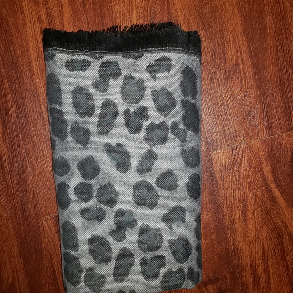 NWOT! ULTIMATE SOFT Animal Print Wrap - Picture 7 of 8